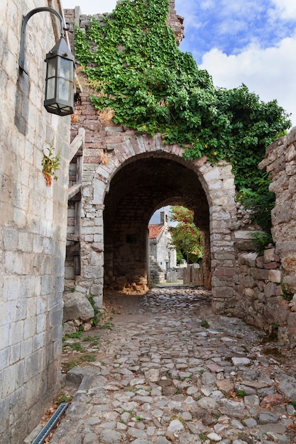 Calles en ruinas del casco antiguo de Bar, Montenegro