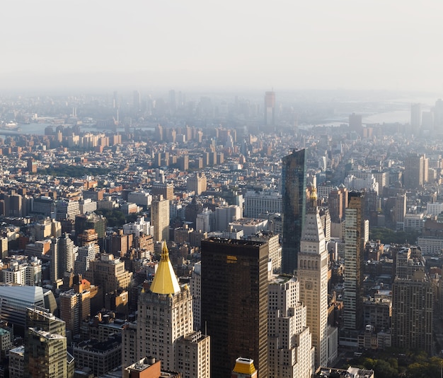 Calles y tejados de manhattan. midtown de manhattan de nueva york visto desde la parte superior del empire state building. vista panorámica