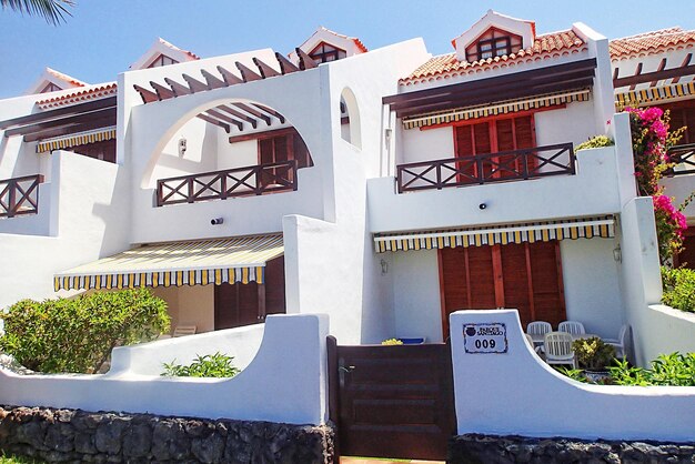 calles turísticas interesantes en el sur de la isla canaria de Tenerife en España en un cálido día de verano