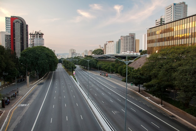 Foto calles vacías en sao paulo - brasil