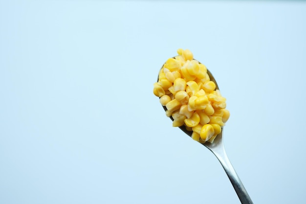 Callos dulces en una cuchara aislada en blanco