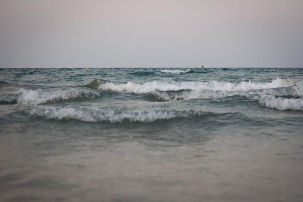 Calma e tranquilidade Closeup e detalhe das ondas na costa do fundo da praia