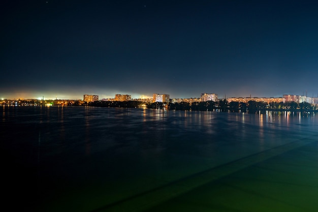 Calma, grande e belo rio dnieper, na enorme cidade noturna de dnipropetrovsk, na maravilhosa ucrânia