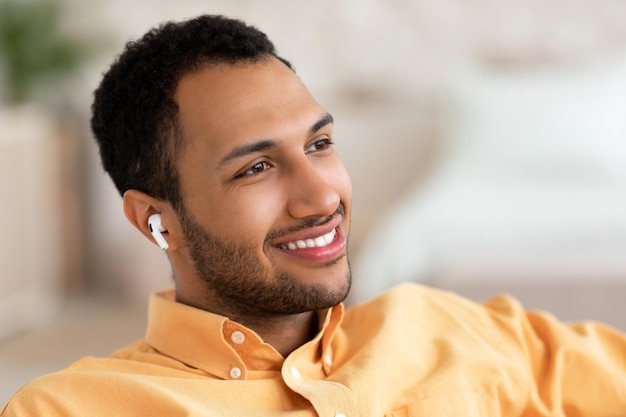 Calma jovem descansando em casa ouvindo música