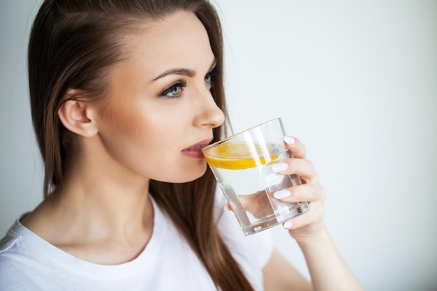 Calma jovem se refrescando com água de limão