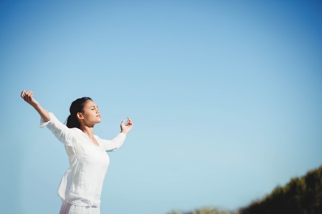 Calma morena fazendo yoga em um dia ensolarado