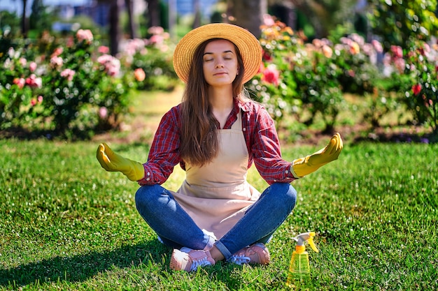 Calma mujer jardinero en el jardín de flores