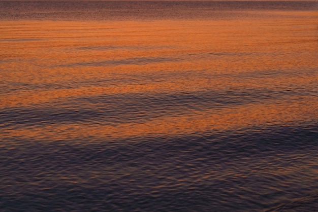 Calma no mar no início da manhã ao nascer do sol closeup conceito turístico de férias