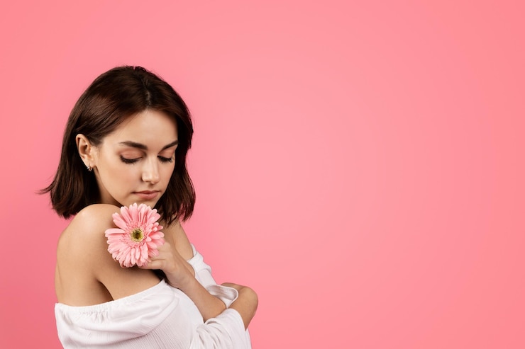 Foto calma senhora morena caucasiana milenar calma com flor desfrutar de frescura isolada em rosa