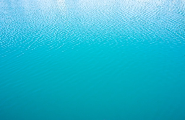 Calma la superficie del agua de mar azul. Fondo natural con ondas