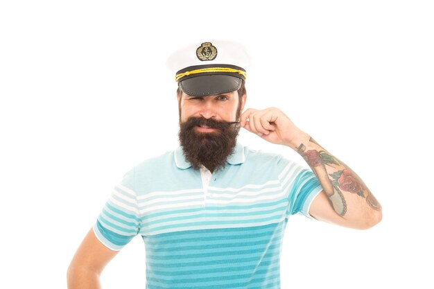 Foto cálmate soy marinero. marinero feliz aislado en blanco. bigote giratorio de marinero o marinero. mariner marinero usar uniforme de capitán. armada y marina. viajes y pasión por los viajes. navegar es mi pasión.