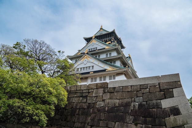 calmo Castelo de Osaka sem ninguém em dia ensolarado. lindo céu azul com antigo palácio tradicional. verão com árvore verde ao ar livre a parede de pedra.