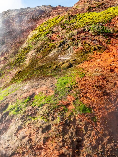 El calor de la corriente subterránea sobre la tierra en Deildartunguhver, la fuente termal más poderosa de Europa ubicada en Islandia