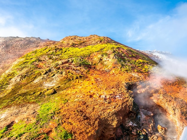 El calor de la corriente subterránea sobre la tierra en Deildartunguhver, la fuente termal más poderosa de Europa ubicada en Islandia