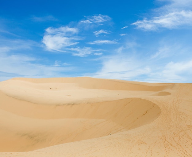 Calor em um deserto, paisagem de dunas de areia e céu azul