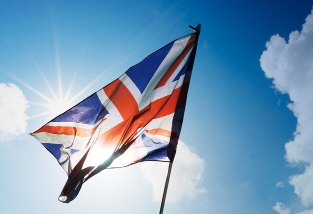 Calor extremo no sol de Londres e na bandeira do Reino Unido