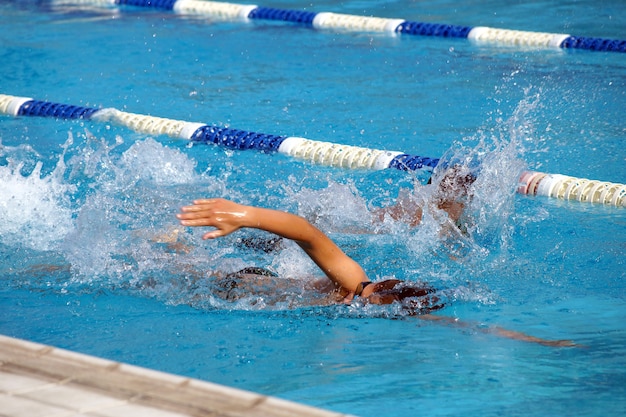 Calor de los niños en un camino en la piscina.