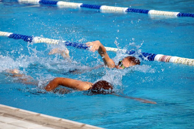 Calor de los niños en un camino en la piscina.