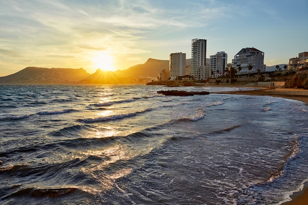 Foto calpe pôr do sol no mediterrâneo em roig cantal