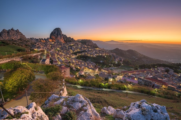 Foto caltabellota, italia, ciudad histórica de sicilia