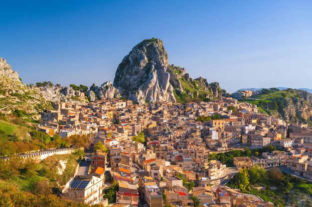 Foto caltabellota sicilia italia ciudad histórica de la ciudad