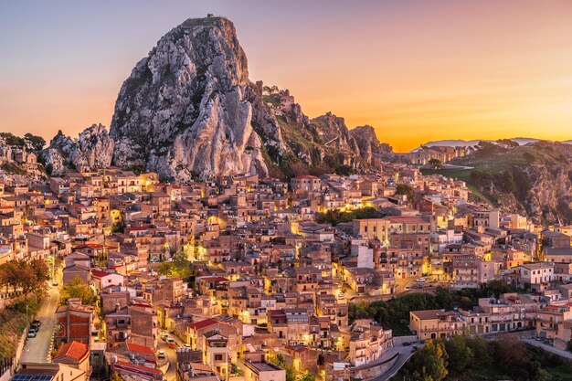 Foto caltabellota sicilia italia ciudad histórica de la ciudad