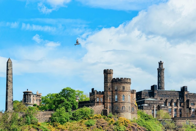 Calton Hill mit Political Martyrs Monument auf Old Calton Burial Ground, Dugald Stewart Monument, Saint Andrew House und Tower of Nelson Monument in Edinburgh Castle in Schottland im Vereinigten Königreich.