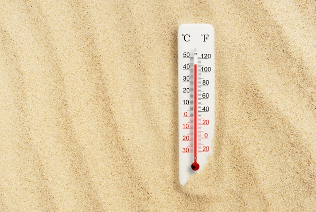 Caluroso día de verano Termómetro de escala Celsius y Fahrenheit en la arena Temperatura ambiente más 44