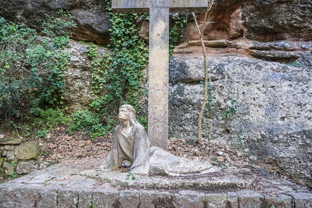 Calvario, escultura de Jesús en la cruz hecha en piedra en el monasterio de Montserrat en Barcelona, España