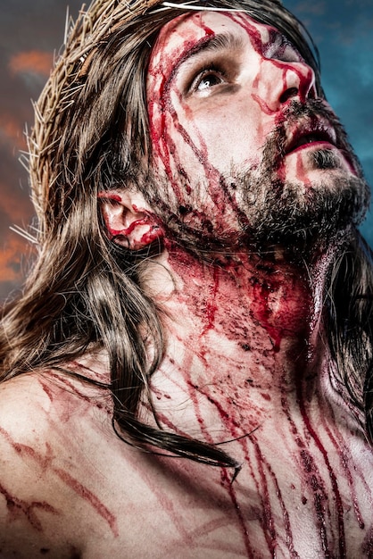 calvário jesus, homem sangrando, representação da paixão com halo de luz azul