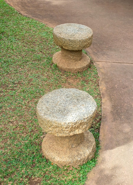 Calzada de piedra y banco de piedra en el parque