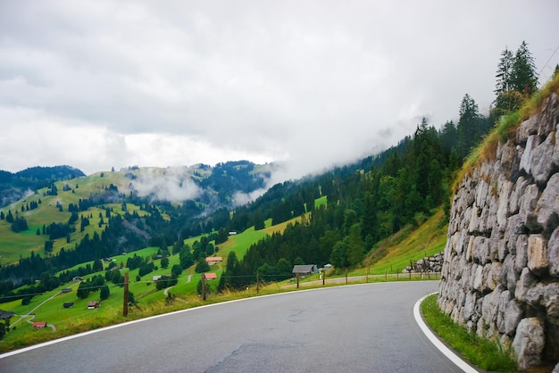 Calzada en el pueblo de Boltigen con los Alpes suizos en Jaun Pass en el cantón de Friburgo en Suiza.