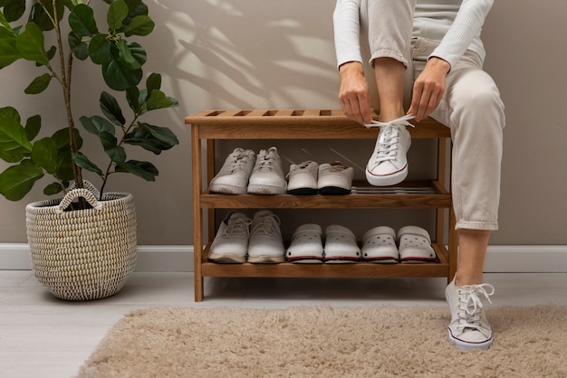 Foto calzado apilado en un estante de zapatos en interiores