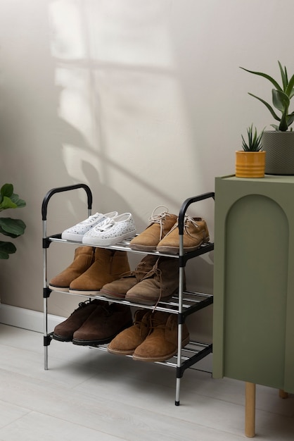 Foto calzado apilado en un estante de zapatos en interiores