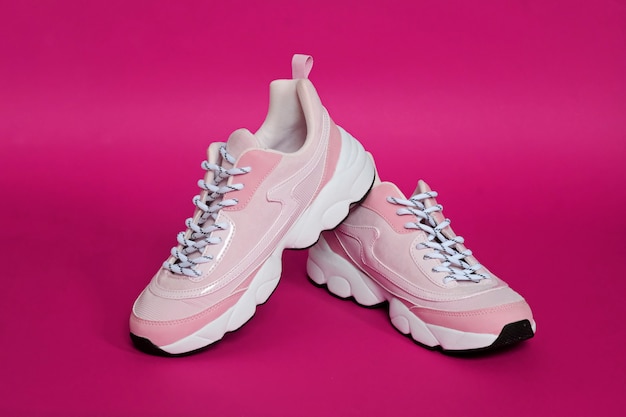 Calzado deportivo moderno sin marca, zapatillas en rosa.