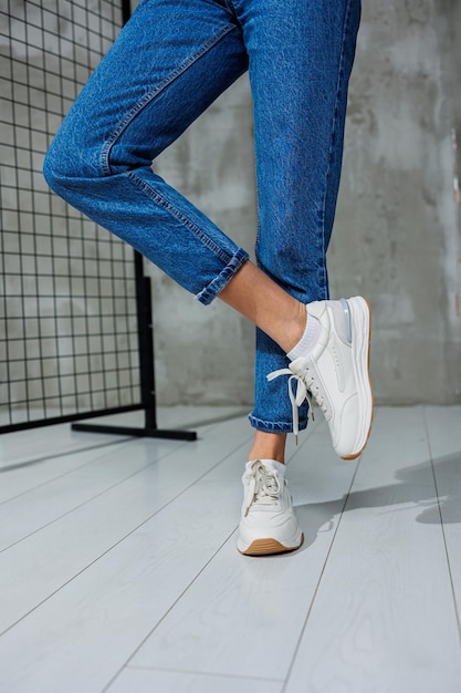 Calzado deportivo para mujer Piernas femeninas delgadas en jeans y zapatillas de deporte casuales con estilo blanco Zapatos cómodos de verano para mujer Moda casual para mujer