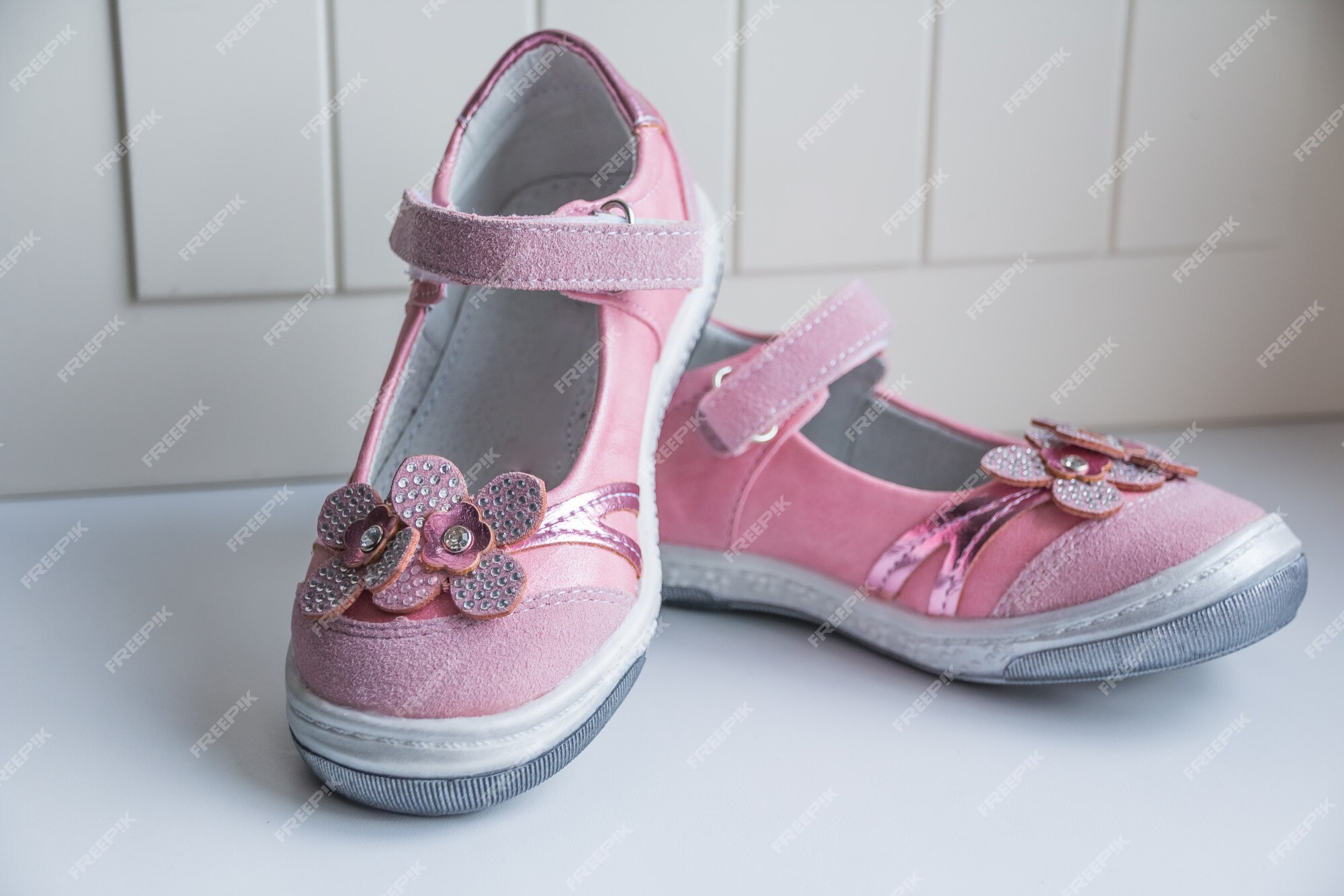 Vandalir melodía Frágil Calzado de moda para niña, sandalia de cuero, mocasines. botas. zapatos de  moda modernos y elegantes para niños. zapatillas de bebe | Foto Premium