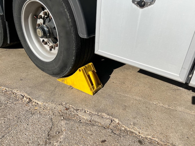 Calzo amarillo al volante de un camión estacionado