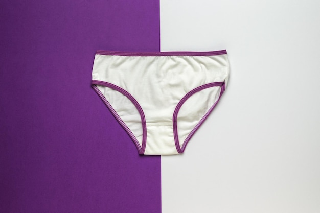 Calzoncillos de mujer blancos y morados sobre un fondo blanco y morado Ropa interior de mujer Lay Flat