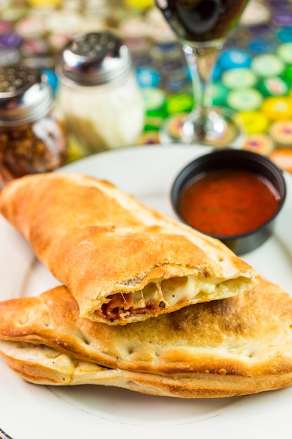 Calzone de pepperoni recién hecho en un restaurante italiano.