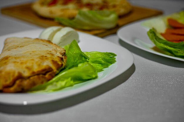 Foto calzone pizza rellena de carne y queso italiana casera calzones con salsa queso mozzarella y