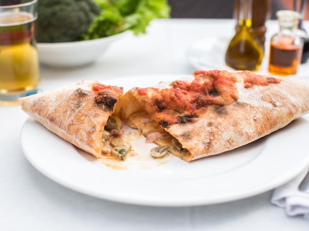 Calzone-Restaurant mit italienischem Brot