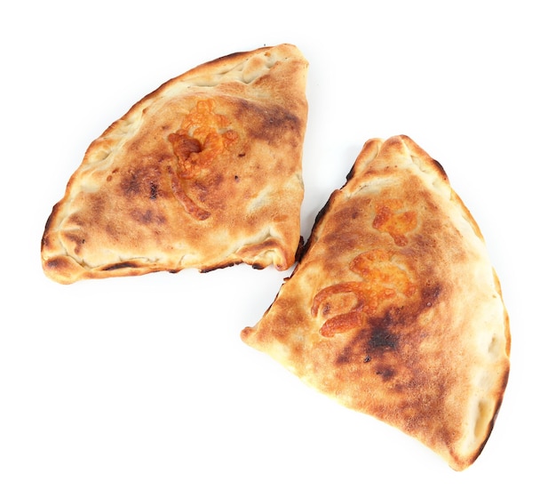 Calzones de pizza isolados em branco