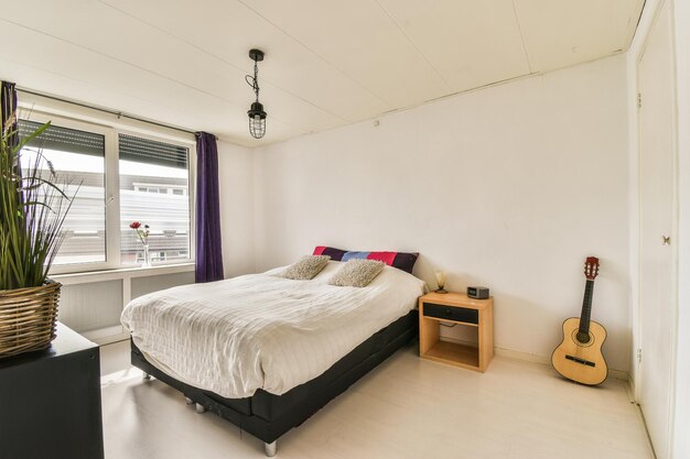 Foto cama acogedora en dormitorio ligero