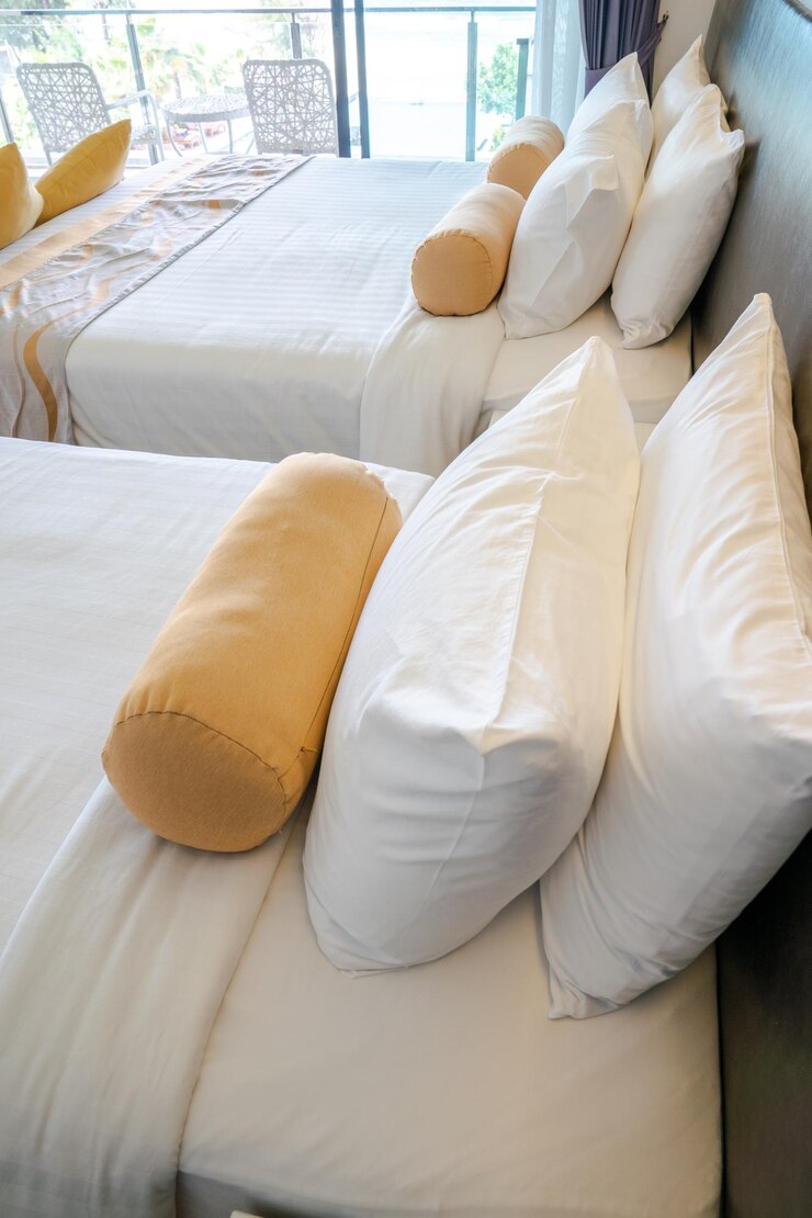 Cama y almohada nuevas en el dormitorio en el centro turístico de Tailandia