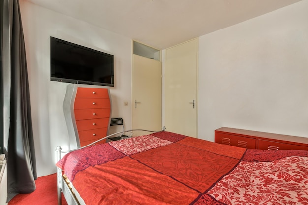 Cama ancha en dormitorio claro