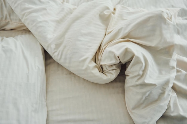 Cama blanca Interior y diseño de hermoso dormitorio moderno durante el día