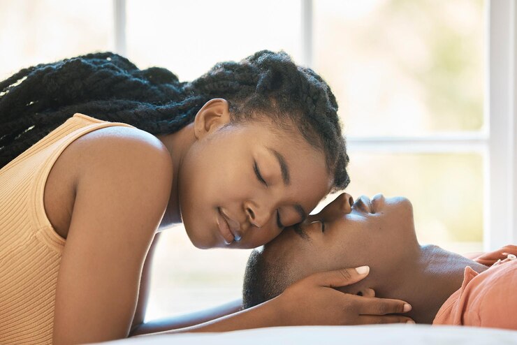 Foto cama calma ou casal preto em casa para relaxar chill ou desfrutar de aniversário juntos para a paz zen ou confiança descansando mulher romântica e homem africano ligação em casa com cuidado apoio ou momento especial
