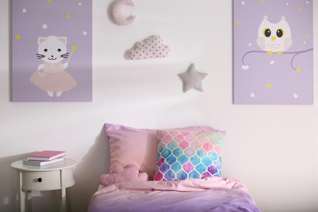 Cama com linho colorido no design de interiores elegante do quarto das crianças