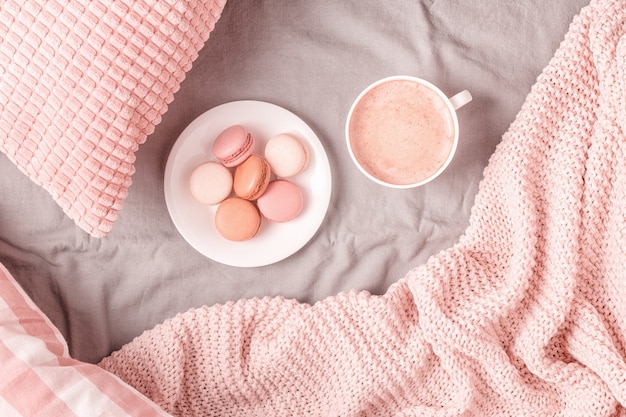 Cama con cuadros de punto rosa, café y macarrones